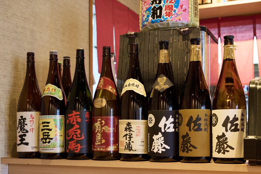日本酒の一升瓶が並ぶ棚