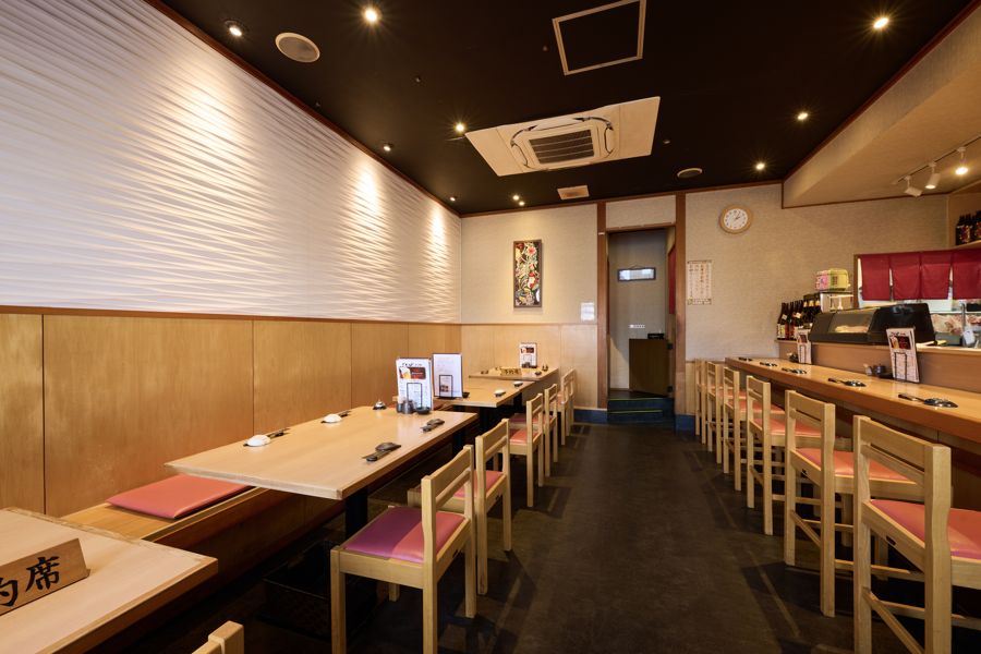 店内(カウンターとテーブル)
